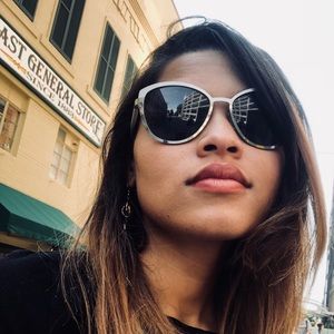 Meet your Posher, Lois